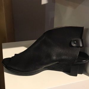 Rail Black Adjustable Sandal